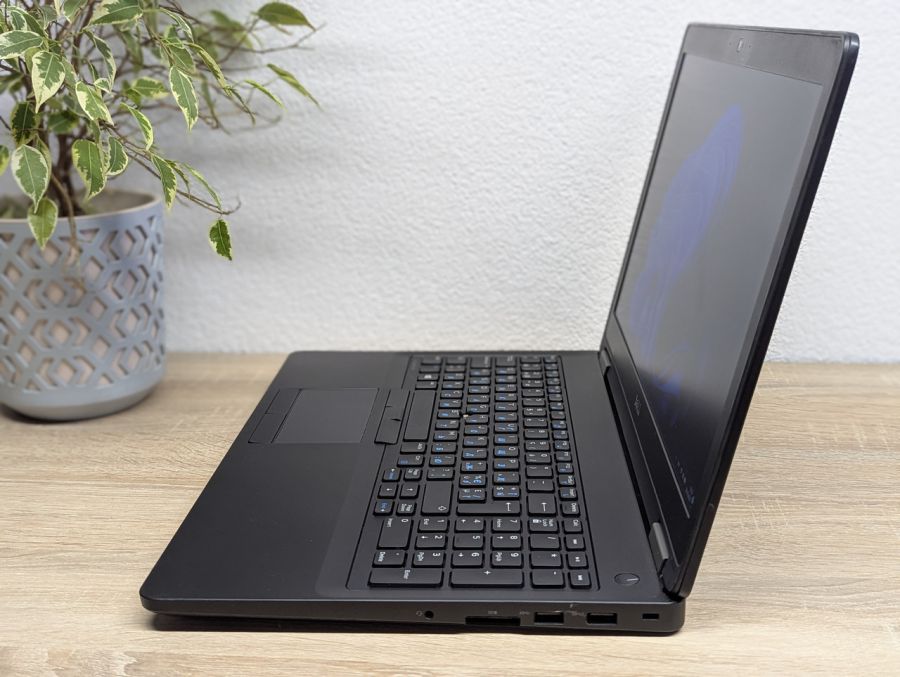 Ноутбук Б/В Dell Latitude E5570, Intel Core i5-6300U, DDR4 8 GB, SSD 128GB, AMD Radeon R7 M360 2Gb, 15.6" Full HD