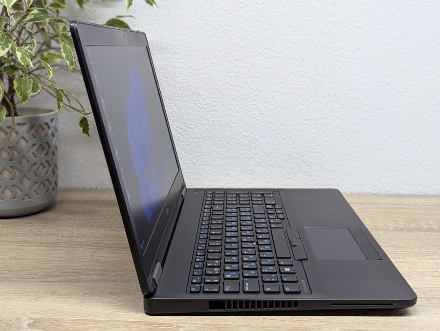 Ноутбук Б/В Dell Latitude E5570, Intel Core i5-6300U, DDR4 8 GB, SSD 128GB, AMD Radeon R7 M360 2Gb, 15.6" Full HD