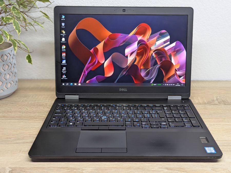 Уцінка! Ноутбук Б/В Dell Latitude E5570, Intel Core i5-6300U, DDR4 8 GB, SSD 256GB, 15.6" Full HD