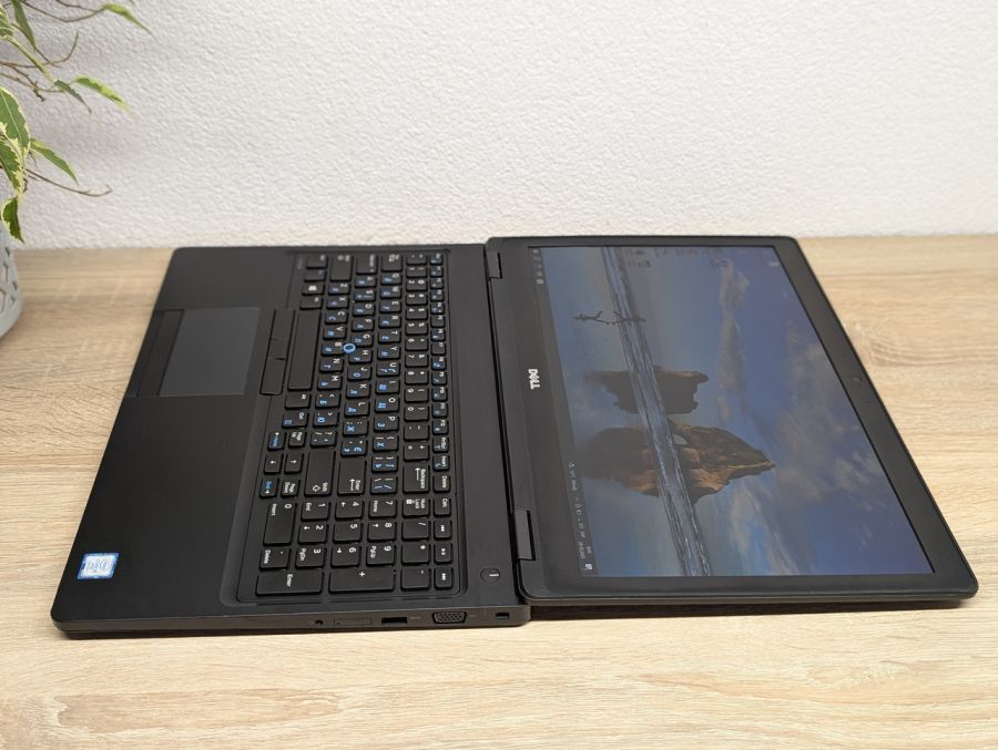 Уцінка! Ноутбук Б/В Dell Latitude 5590, Intel Core i5-7300U, DDR4 8 GB, SSD 256GB, 15.6" Full HD