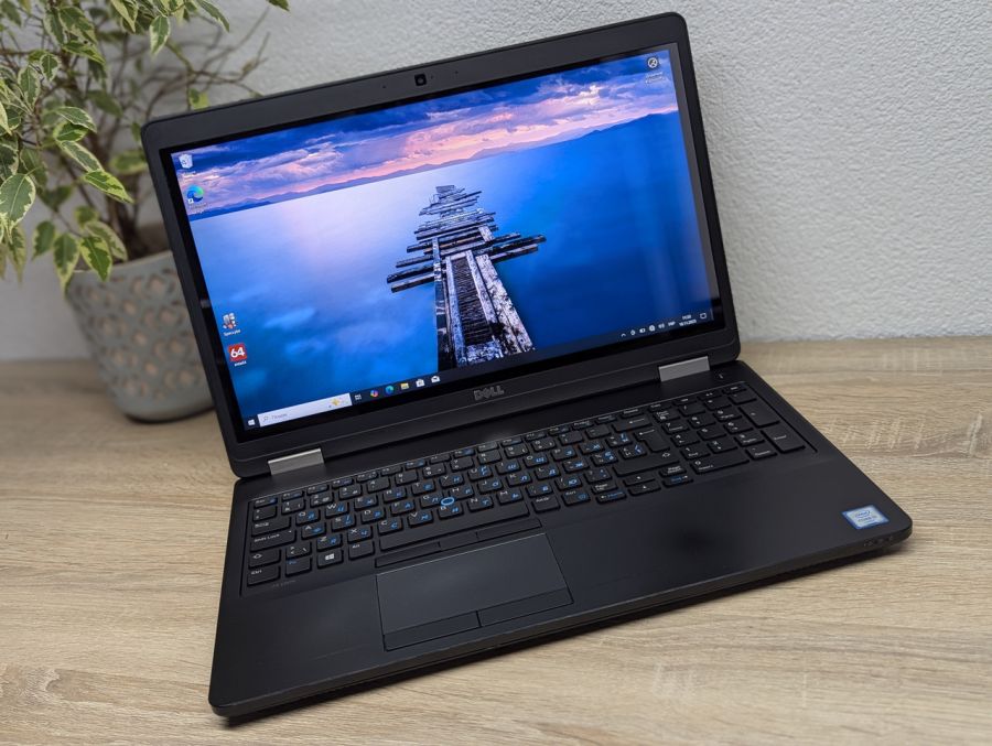 Ноутбук Б/В Dell Latitude E5570, Intel Core i5-6300U, DDR4 8 GB, SSD 256GB, 15.6" Full HD Сенсор