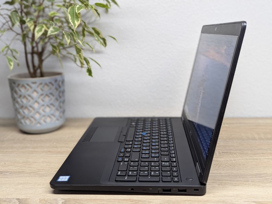 Ноутбук Б/В Dell Latitude E5570, Intel Core i5-6300U, DDR4 8 GB, SSD 256GB, 15.6" Full HD Сенсор