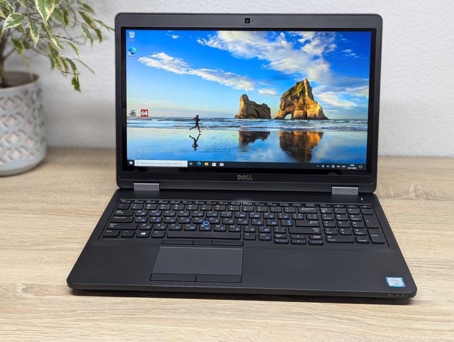 Уцінка! Ноутбук Б/В Dell Latitude E5570, Intel Core i5-6300U, DDR4 8 GB, SSD 256GB, 15.6" Full HD Сенсор
