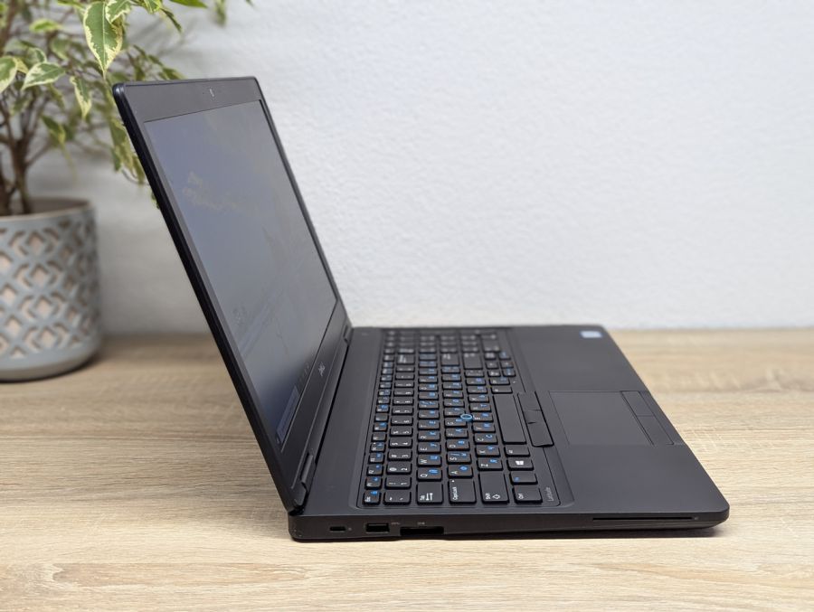 Уцінка! Ноутбук Б/В Dell Latitude 5580, Intel Core i5-7300U, DDR4 8 GB, SSD 256GB, 15.6" Full HD