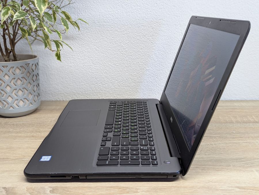 Уцінка! Ноутбук Б/В Dell Inspiron 5567, Intel Core i5-7200U, DDR4 16 GB, SSD 256GB, AMD Radeon R7 M440 4Gb, 15.6" Full HD