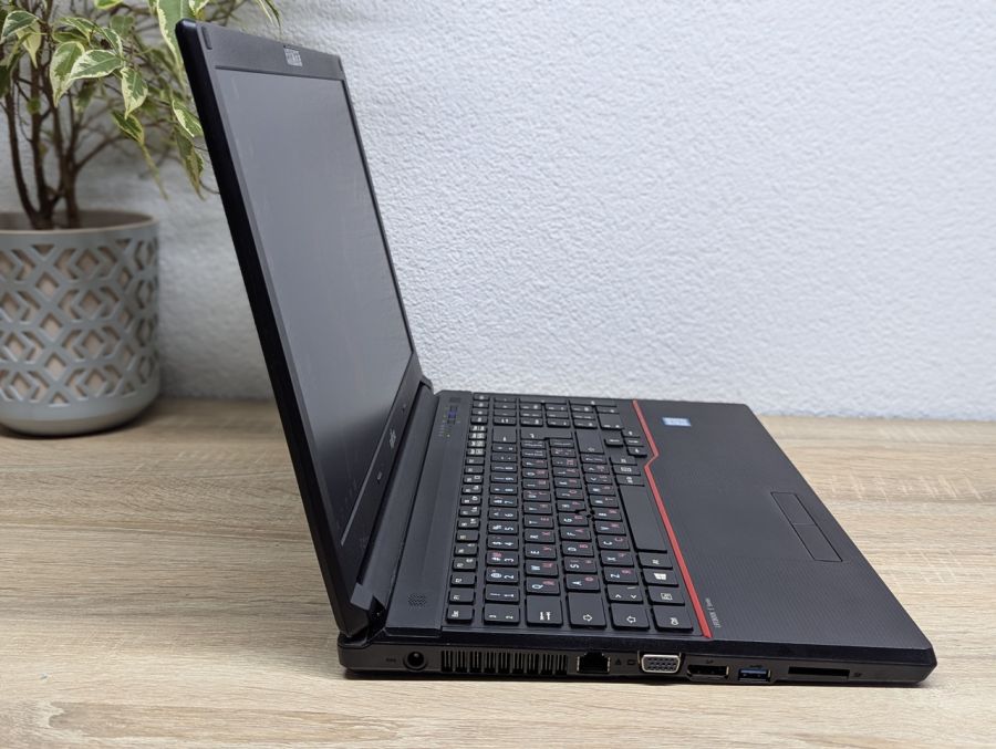 Ноутбук Б/В Fujitsu LifeBook E557, Intel Core i5-7200U, DDR4 8 GB, SSD 128GB, 15.6" Full HD
