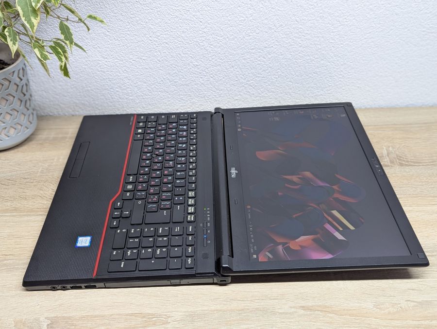 Ноутбук Б/В Fujitsu LifeBook E557, Intel Core i5-7200U, DDR4 8 GB, SSD 128GB, 15.6" Full HD