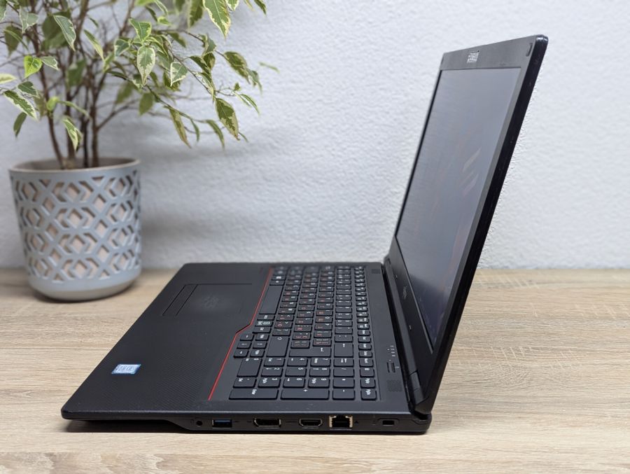Уцінка! Ноутбук Б/В Fujitsu LifeBook E558, Intel Core i7-8550U, DDR4 16 GB, SSD 256GB, 15.6" UHD