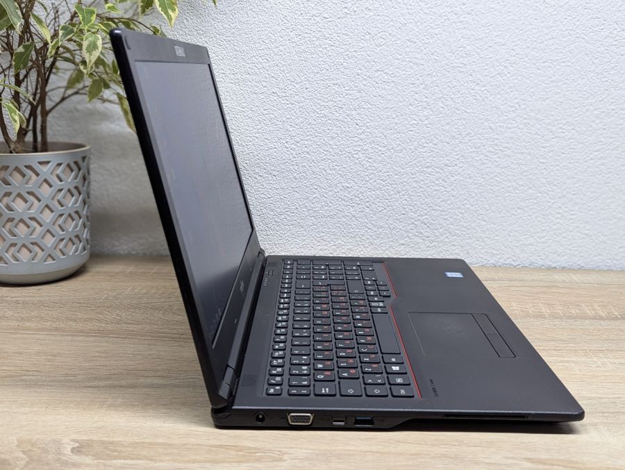 Уцінка! Ноутбук Б/В Fujitsu LifeBook E558, Intel Core i7-8550U, DDR4 16 GB, SSD 256GB, 15.6" UHD
