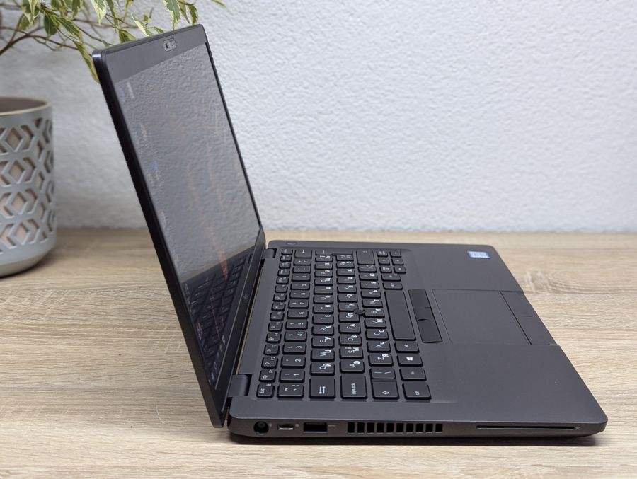 Уцінка! Ноутбук Б/В Dell Latitude 5400, Intel Core i5-8250U, DDR4 16 GB, SSD 256GB, 14" Full HD