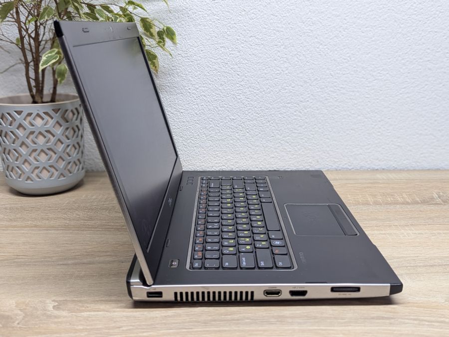 Уцінка! Ноутбук Б/В Dell Vostro 3550, Intel Core i5-2410M, DDR3 8 GB, SSD 128GB, AMD Radeon 6600M, 15.6"