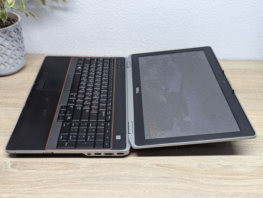 Уцінка! Ноутбук Б/В Dell Latitude E6520, Intel Core i3-2330M, DDR3 8 GB, SSD 128GB, 15.6" HD