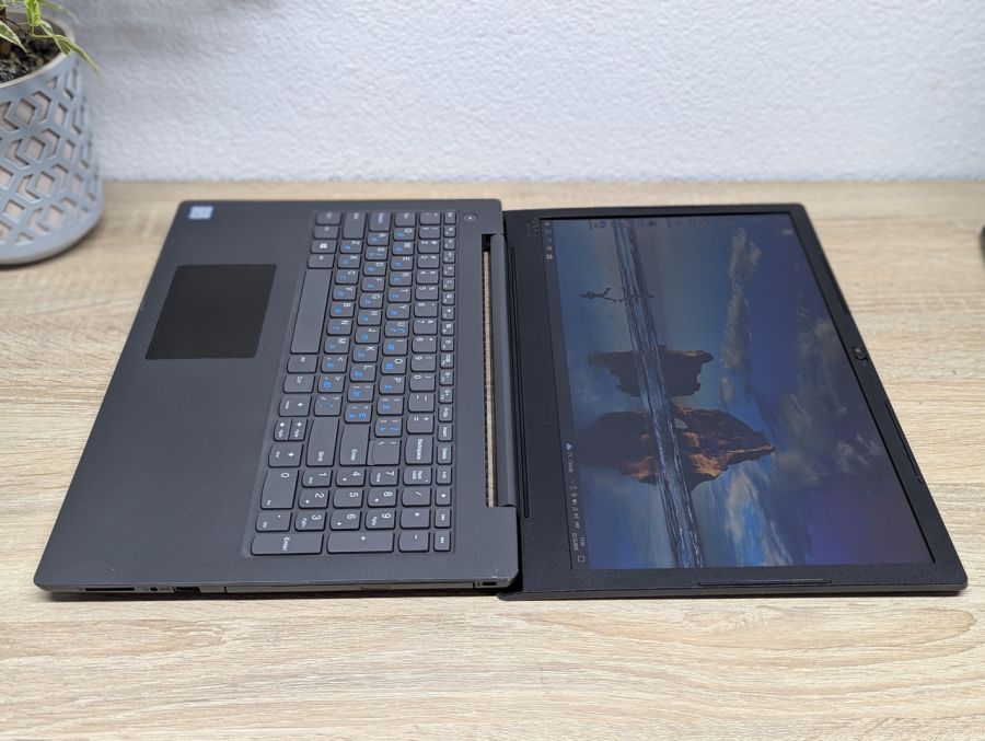 Ноутбук Б/В Lenovo V130-15IKB, Intel Core i5-8250U, DDR4 20 GB, SSD 256GB, 15.6" Full HD