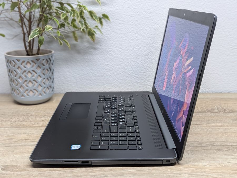 Ноутбук Б/В HP Laptop 17, Intel Core i3-8130U, DDR4 8 GB, SSD 128GB, 17.3" UHD