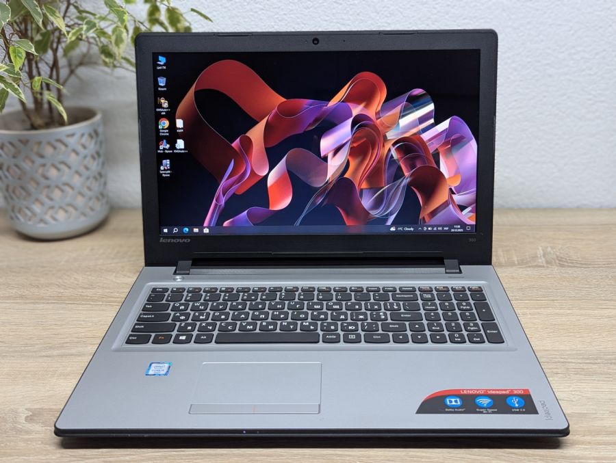 Уцінка! Ноутбук Б/В Lenovo IdeaPad 300-15ISK, Intel Core i5-6200U, DDR3 8 GB, SSD 128GB, 15" Full HD