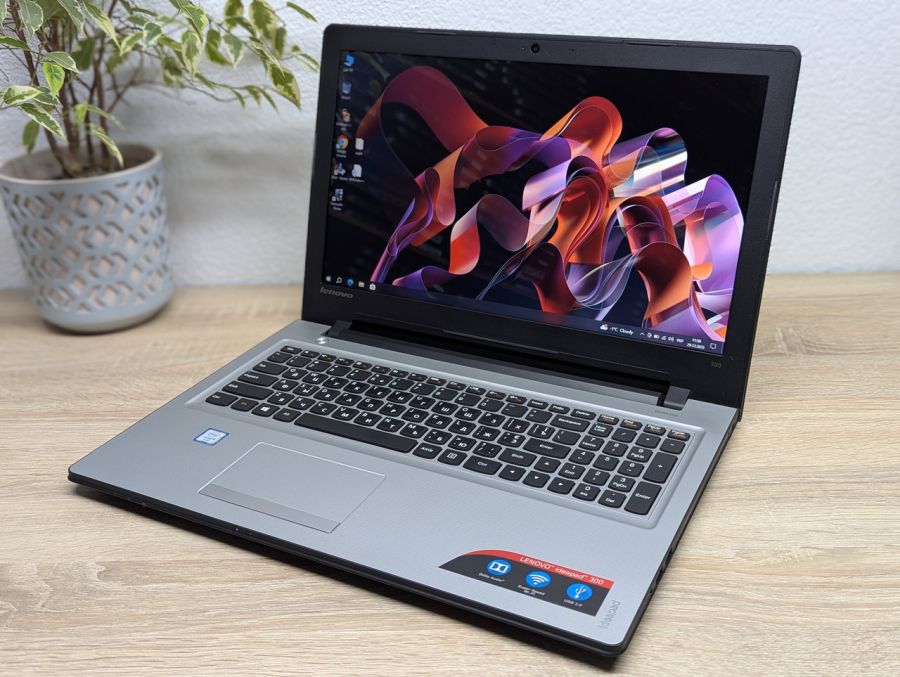 Уцінка! Ноутбук Б/В Lenovo IdeaPad 300-15ISK, Intel Core i5-6200U, DDR3 8 GB, SSD 128GB, 15" Full HD