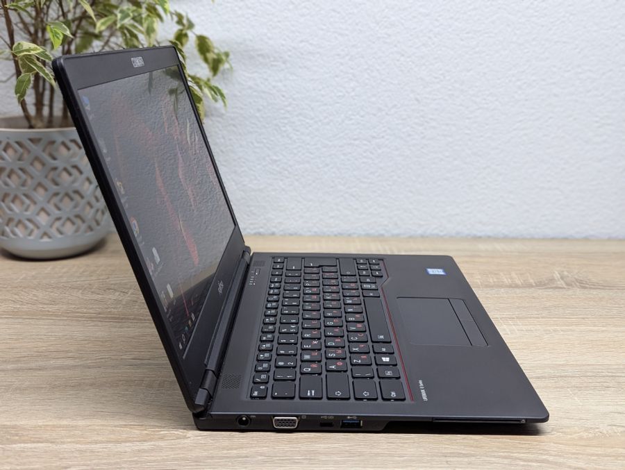 Ноутбук Б/В Fujitsu U747, Intel Core i5-6200U, DDR4 16 GB, SSD 256GB, 14" Full HD