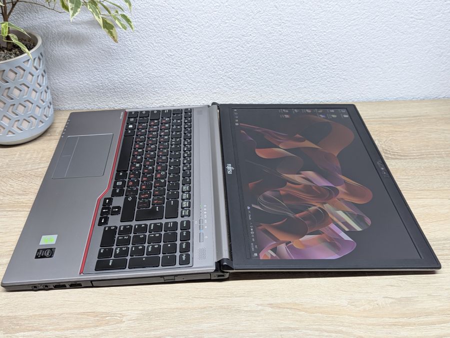 Уцінка! Ноутбук Б/В Fujitsu E754, Intel Core i5-4300M, DDR3 8 GB, SSD 128GB, 15.6" Full HD