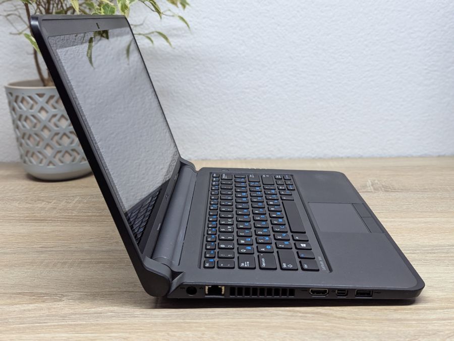 Ноутбук Б/В Dell Latitude 3350, Intel Core i3-5005U, DDR3 8 GB, SSD 128GB, 13.3" Сенсор