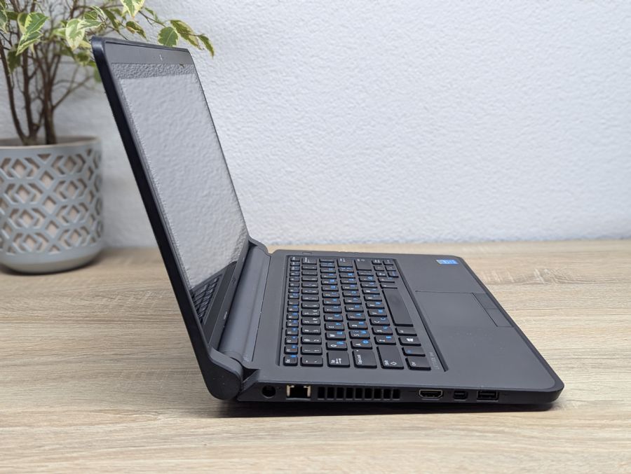 Ноутбук Б/В Dell Latitude 3340, Intel Core i3-4010U, DDR3 8 GB, SSD 128GB, 13.3" Сенсор