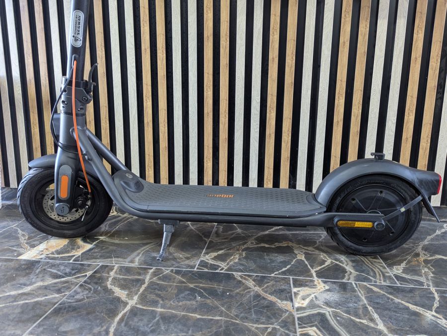 Б/В Електросамокат Segway Ninebot KickScooter F2 Plus (модель 051202E)