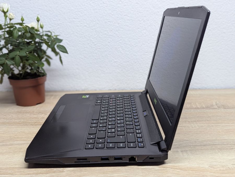 Ноутбук Б/В XMG P640RE, Intel Core i7-6700HQ, DDR4 16 GB, SSD 500GB, NVIDIA GeForce GTX 970M 3Gb, 14" Full HD