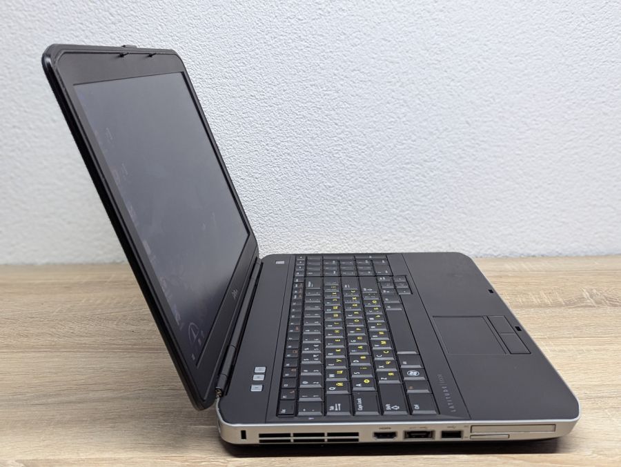 Уцінка! Ноутбук Б/В Dell Latitude E5530, Intel Core i3-2370U, DDR3 8 GB, SSD 128GB, 15.6" HD
