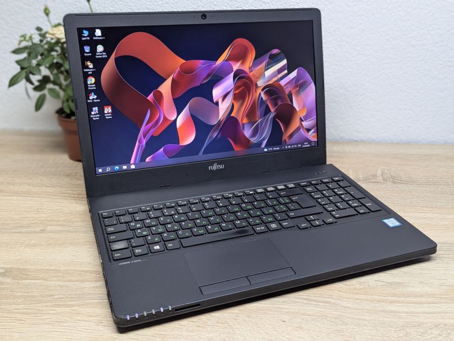 Ноутбук Б/В Fujitsu LifeBook A557, Intel Core i5-7200U, DDR3 8 GB, SSD 128GB, 15.6" Full HD