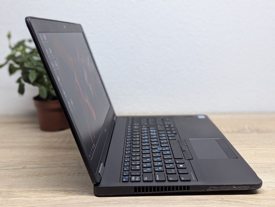 Уцінка! Ноутбук Б/В Dell Latitude E5570, Intel Core i5-6300U, DDR4 8 GB, SSD 128GB, 15.6" Full HD