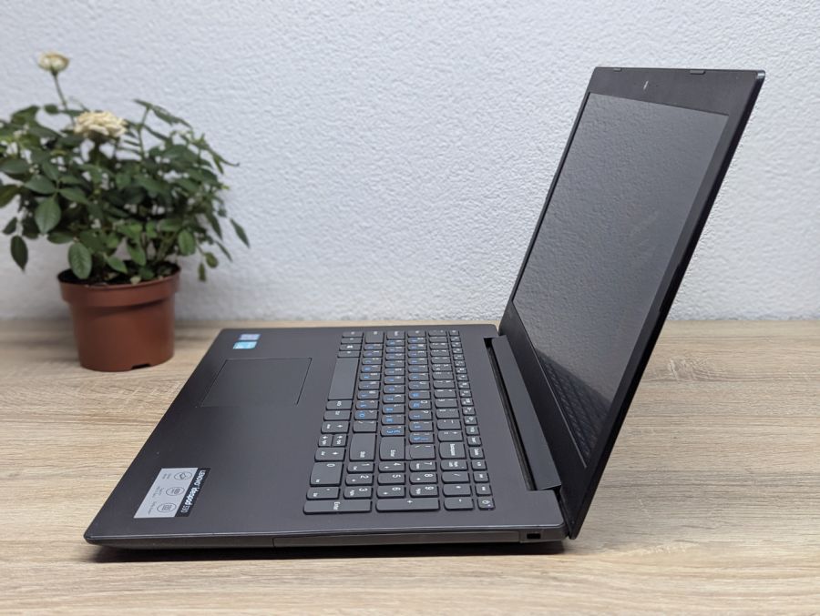 Уцінка! Ноутбук Б/В Lenovo 330-15IKB, Intel Core i5-8250U, DDR4 12 GB, SSD 256GB, NVIDIA GeForce MX150 2Gb, 15" Full HD
