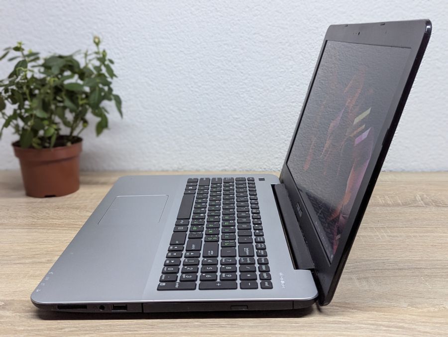 Ноутбук Б/В ASUS R556L, Intel Core i5-5200U, DDR3 12 GB, SSD 256GB, NVIDIA GeForce 940M 2Gb, 15.6" Full HD