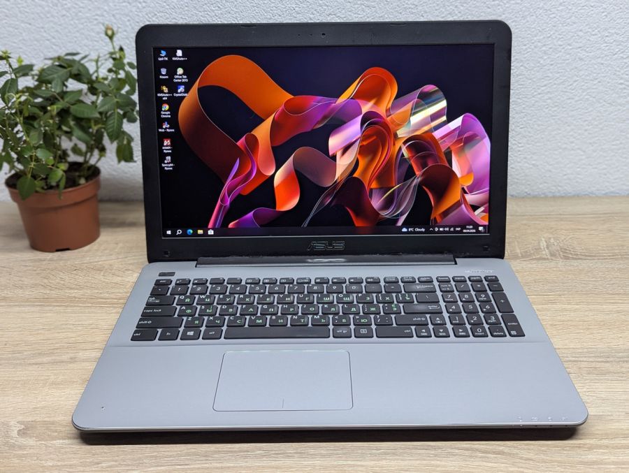 Ноутбук Б/В ASUS R556L, Intel Core i5-5200U, DDR3 12 GB, SSD 256GB, NVIDIA GeForce 940M 2Gb, 15.6" Full HD