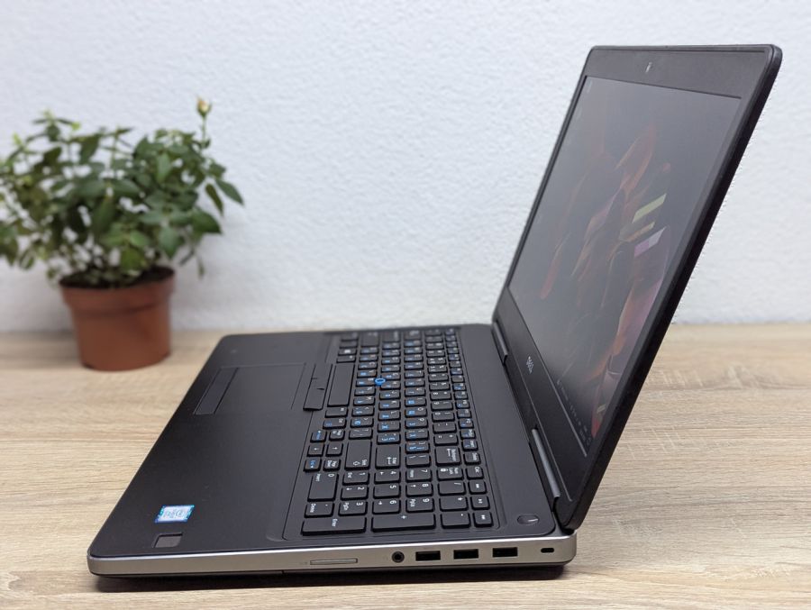 Ноутбук Б/В Dell Precision 7520, Intel Core i7-7820HQ, DDR4 32 GB, SSD 500GB + HDD 1TB, NVIDIA Quadro M2200 4Gb, 15.6" Full HD