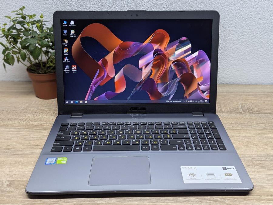 Ноутбук Б/В ASUS Vivobook X542U, Intel Core i5-8250U, DDR4 16 GB, SSD 256GB, NVIDIA GeForce MX150 4Gb, 15.6" Full HD