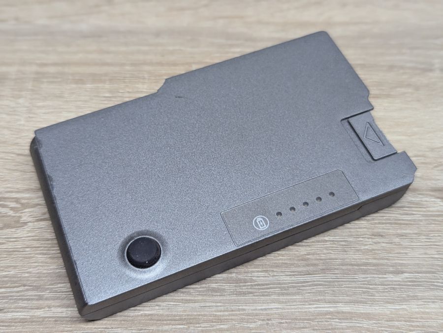 Б/В Акумуляторна батарея Dell M9014