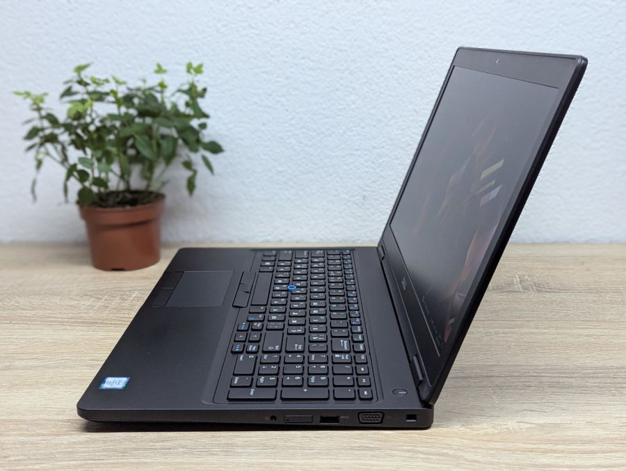 Ноутбук Б/В Dell Latitude 5580, Intel Core i5-6300U, DDR4 8 GB, SSD 256GB, 15.6" Full HD