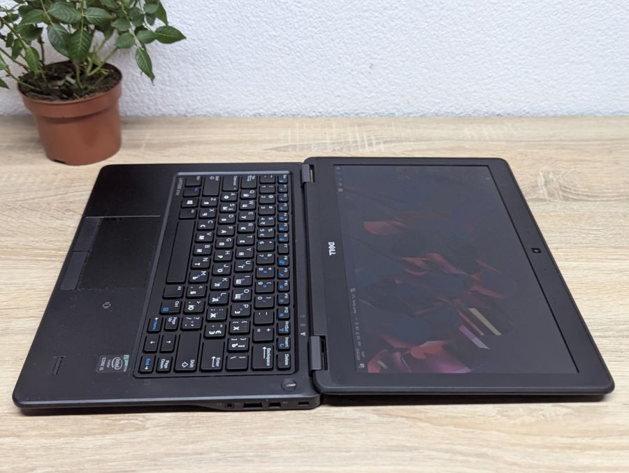Ноутбук Б/В Dell Latitude E7250, Intel Core i5-5200U, DDR3 8 GB, SSD 128GB, 17.3" HD Сенсор