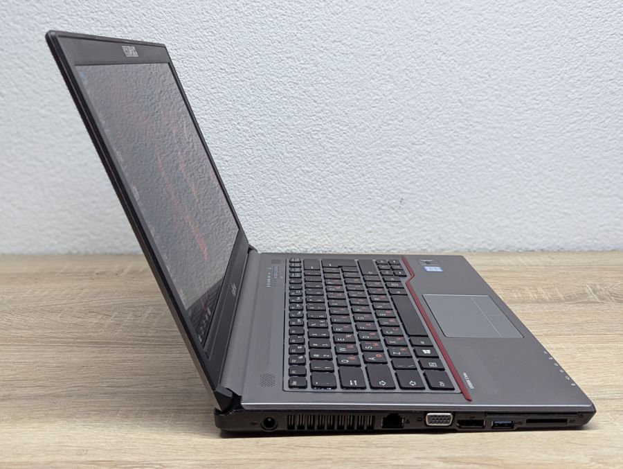 Ноутбук Б/В Fujitsu LifeBook E746, Intel Core i5-6200U, DDR4 8 GB, SSD 128GB, 14" Full HD