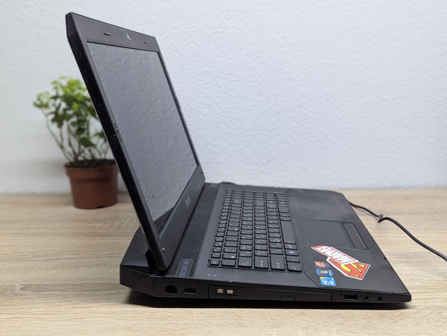 Ноутбук Б/В ASUS J73J, Intel Core i7-720QM, DDR3 6 GB, SSD 256GB + SSD 500GB, AMD Radeon HD 5800 1Gb, 17.3" HD [ProductHub SKU Asus171]