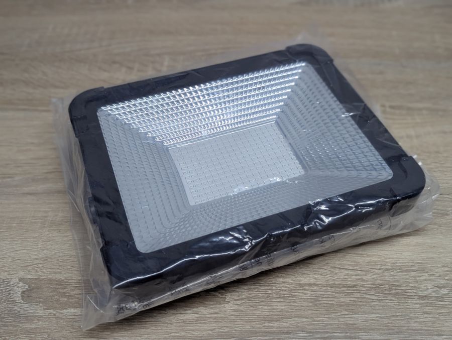 Новий Cвітлодіодний (LED) прожектор з сонячною панеллю