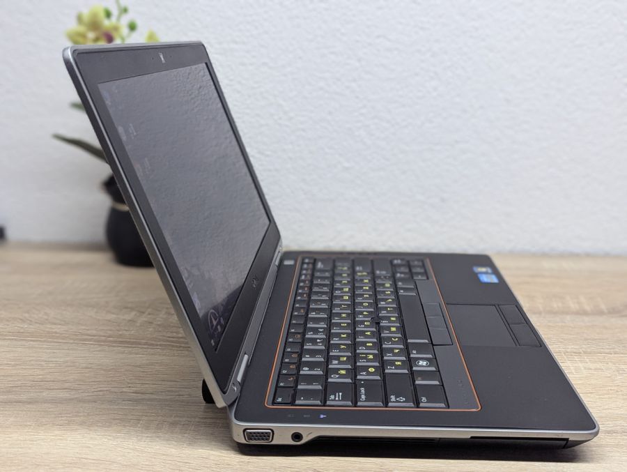 Ноутбук Б/В Dell Latitude E6320, Intel Core i7-2620M, DDR3 8 GB, SSD 128GB, 15.6" HD