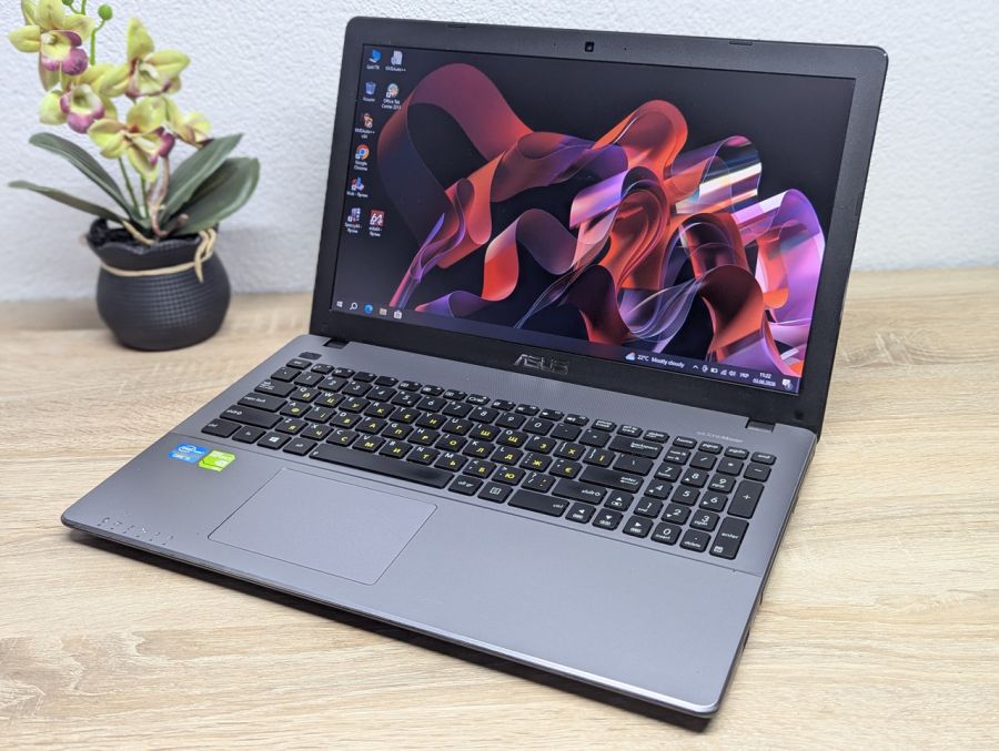 Ноутбук Б/В ASUS X550V, Intel Core i5-3230M, DDR3 8 GB, SSD 256GB, NVIDIA GeForce GT 720M 2Gb, 15.6"