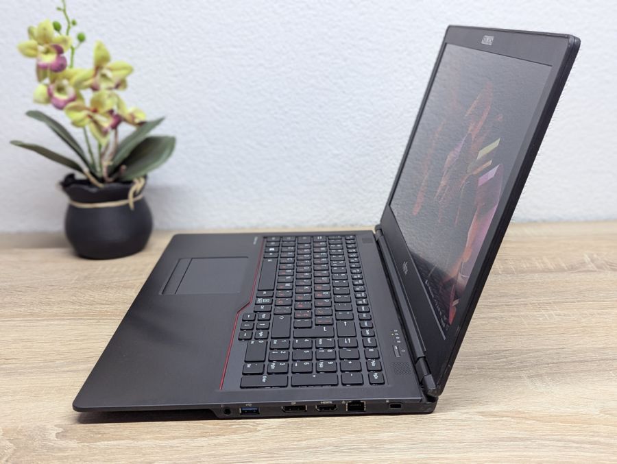 Ноутбук Б/В Fujitsu U758, Intel Core i5-7300U, DDR4 8 GB, SSD 128GB, 15.6" Full HD