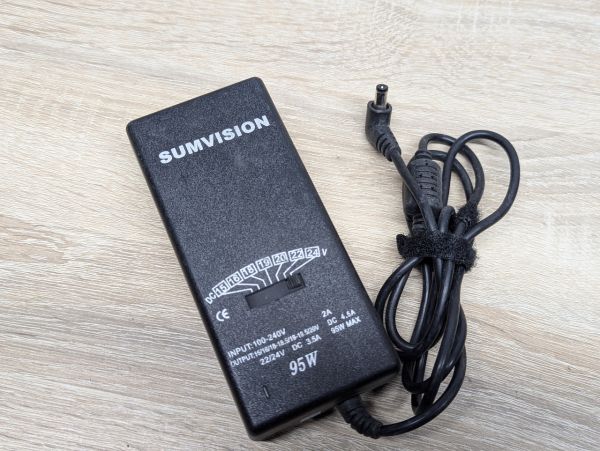 Б/В Універсальний блок живлення Sumvision LC-UNI-095SV,95 Вт,15В–24В,5.5 х 2.1 мм