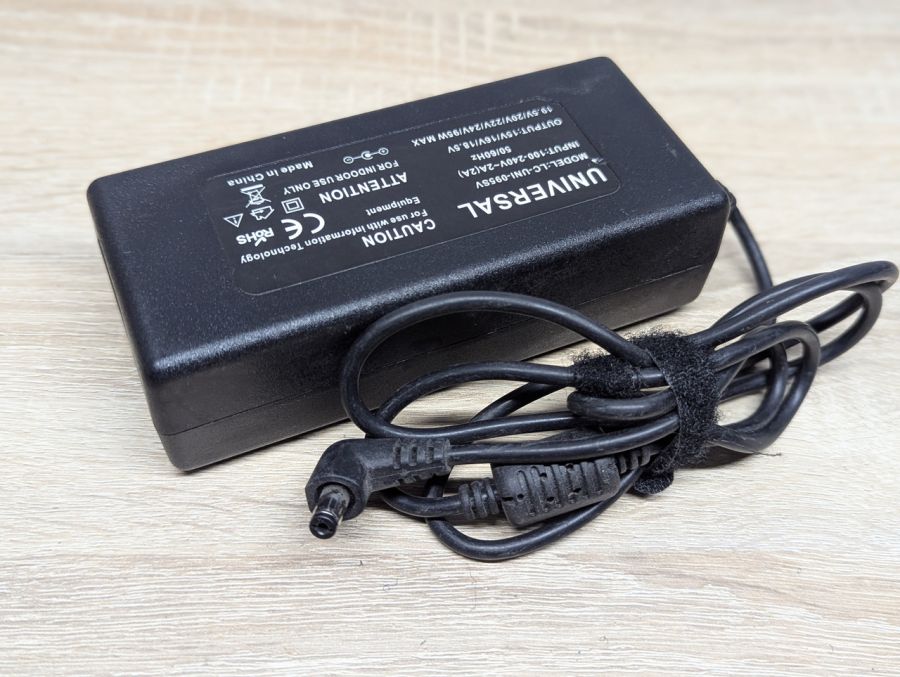 Б/В Універсальний блок живлення Sumvision LC-UNI-095SV,95 Вт,15В–24В,5.5 х 2.1 мм