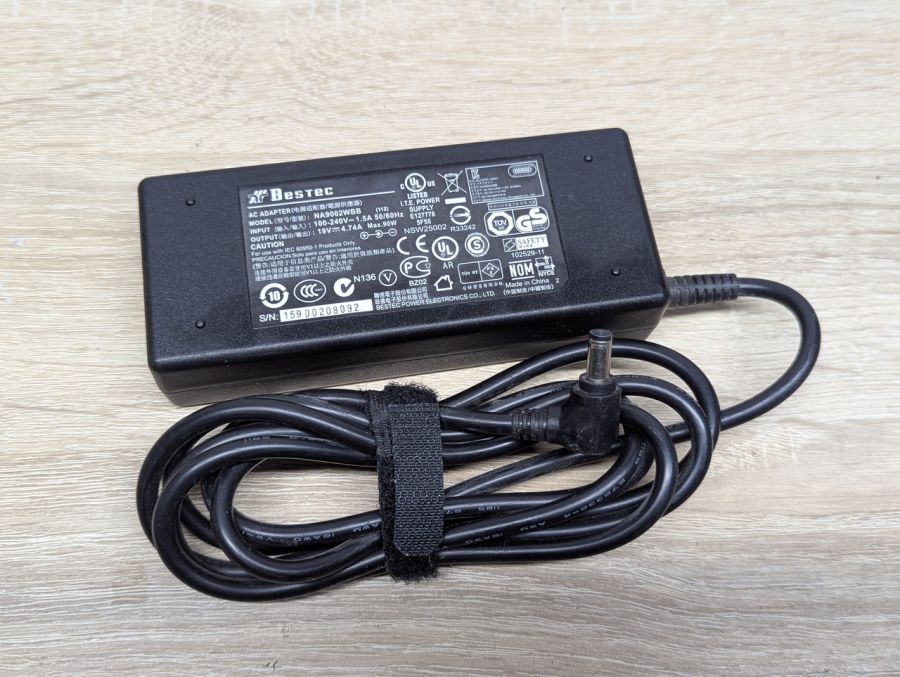 Б/В Блок живлення Bestec NA9002WBB,90 Вт,19В,4.74 А,5.5x 2.5мм [ProductHub SKU NA9002WBB]