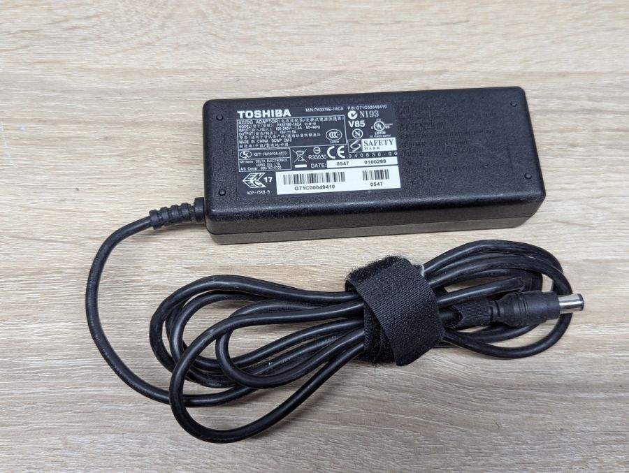 Б/В Блок живлення TOSHIBA PA3378E-1ACA,19 В,3.95 А ,75 Вт,6.3x 3.0 мм