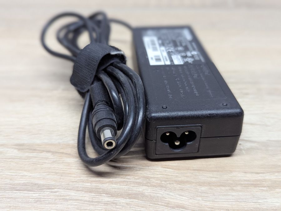 Б/В Блок живлення TOSHIBA PA3378E-1ACA,19 В,3.95 А ,75 Вт,6.3x 3.0 мм