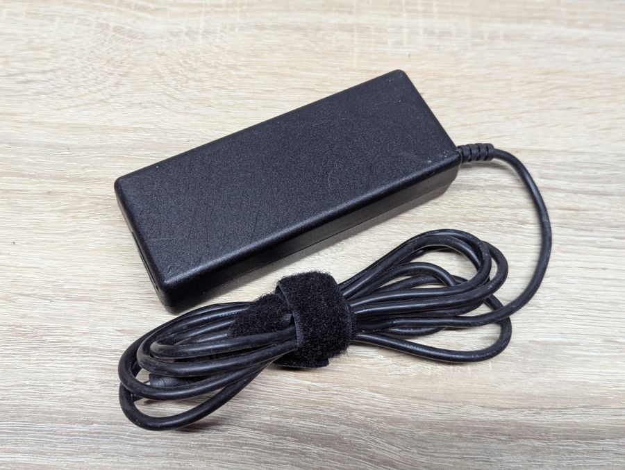 Б/В Блок живлення TOSHIBA PA3378E-1ACA,19 В,3.95 А ,75 Вт,6.3x 3.0 мм