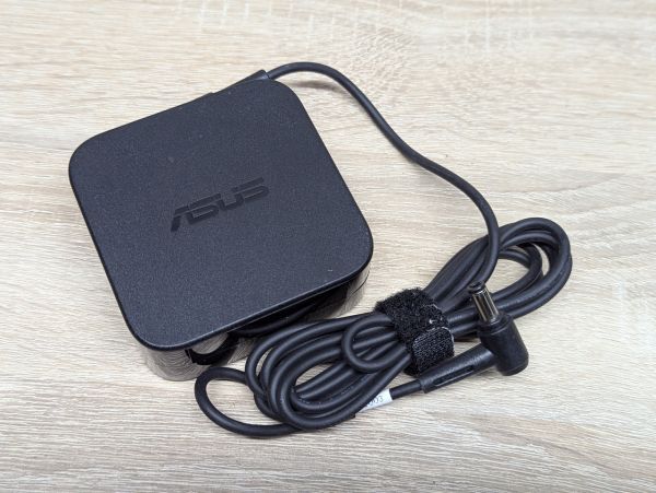 Б/В Блок живлення ASUS ADP-90YD D,90 Вт,19 В,4.74 А,5.5 x 2.5 мм